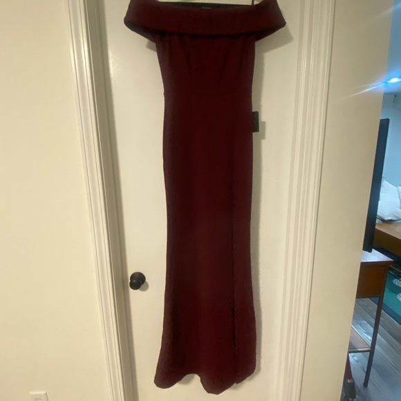 NWT LuLu’s Aveline Burgandy off the shoulder maxi dress size XS - Picture 2 of 4